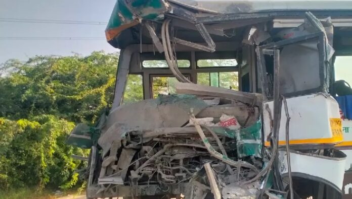 शाहजहांपुर ट्रैक्टर बस भिड़ंत का फोटो