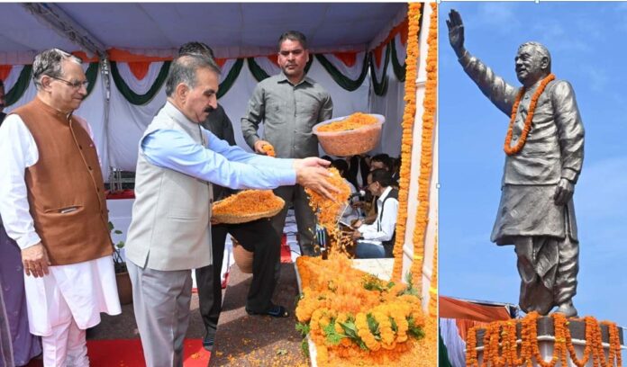 मुख्यमंत्री अटल श्रद्धांजलि देते हुए मुख्यमंत्री अटल श्रद्धांजलि देते हुए