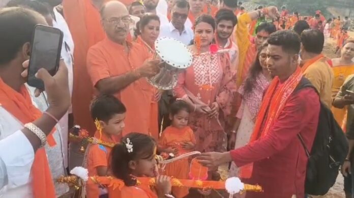सिद्धेश्वर मंदिर में मंत्री अजय पोद्दार पूजा करते हुए