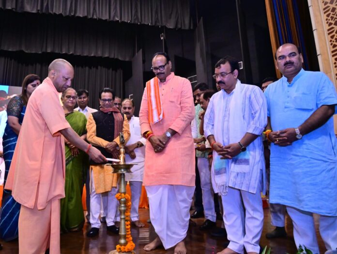 अटल स्मृति संध्या कार्यक्रम का शुभारंभ अटल स्मृति संध्या कार्यक्रम का शुभारंभ