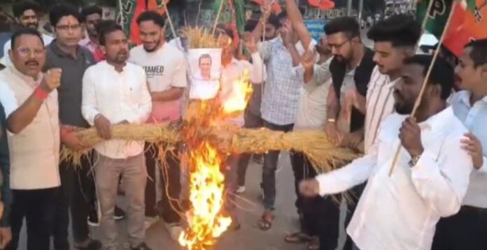 राहुल गांधी का पुतला दहन करते हिंदू कार्यकर्ता राहुल गांधी का पुतला दहन करते हिंदू कार्यकर्ता