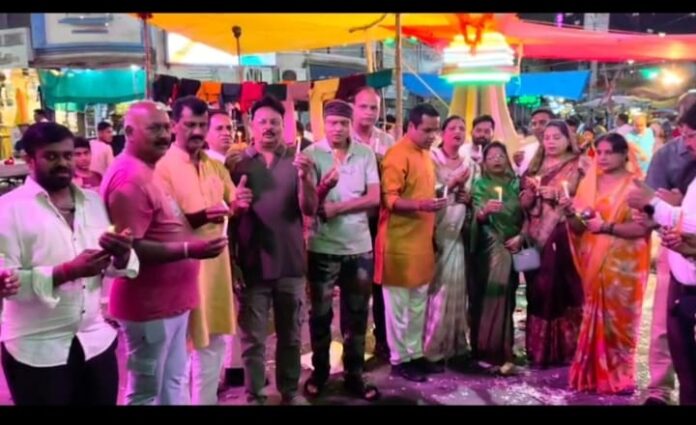 भाजपा नेता मोमबत्ती जलाकर विरोध प्रदर्शन करते हुए भाजपा नेता मोमबत्ती जलाकर विरोध प्रदर्शन करते हुए