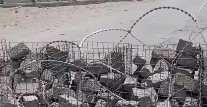 पाकिस्तान सेना ने पंजगुर में कंटीले तार लगाए पाकिस्तान सेना ने पंजगुर में कंटीले तार लगाए