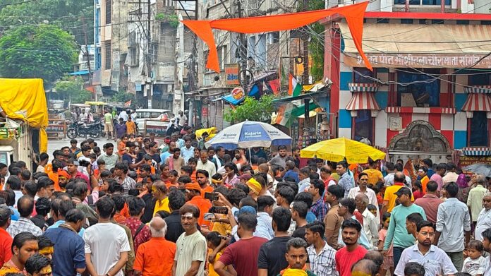 श्रद्धालुओं को भारी भीड़ मौके पर