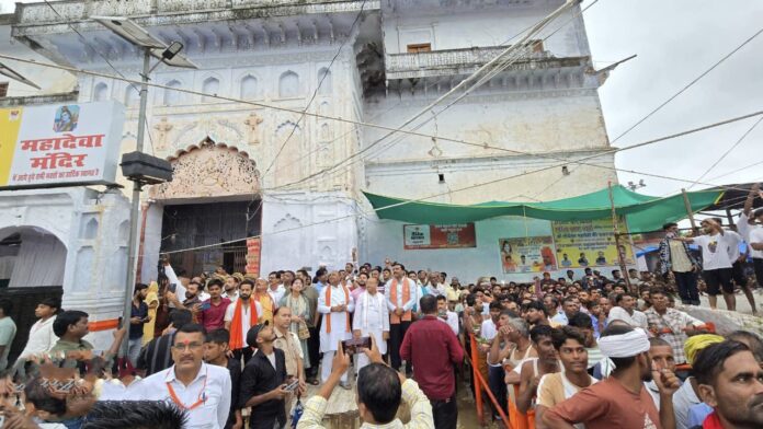 श्रद्धालु हेलीकॉप्टर की दृष्टि में