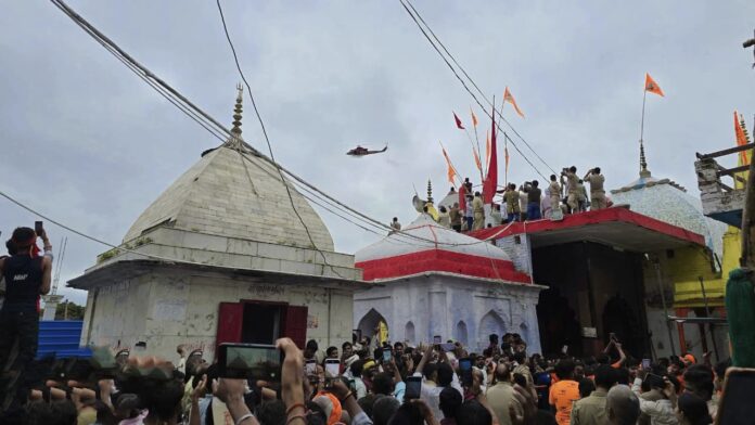 हेलीकॉप्टर से पुष्प वर्षा करते हुए