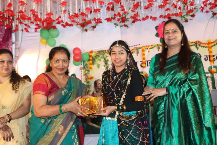 फोटो-17एनटीएच04 चंबा पुलिस लाइन में तीज प्रतियोगिता की विजेता को सम्मानित करती एसएसपी श्वेता चौबे।