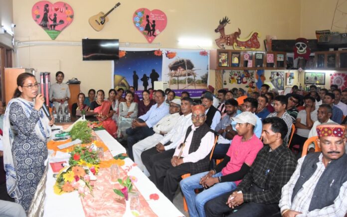 कार्यक्रम में मौजूद कैबिनेट मंत्री रेखा आर्या व अन्य