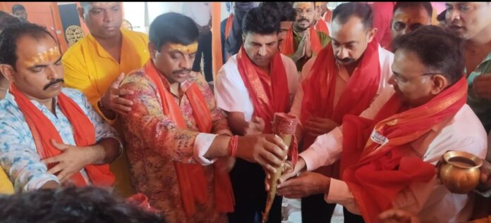 1 रूद्राभिषेक के दौरान दूध , चरणामृत आदि से अभिषेक करते टाटा मोटर्स के प्लांट हेड अनुराग छारिया, महामंत्री आरके सिंह, एच आर हेड प्रणव कुमार, ईआर हेड सौमिक रॉय एवं अन्य। 2 गायक आर्यन बाबू एवं उनके पिता सौरव पाठक को प्रतीक चिन्ह भेंटकर सम्मानित करते म