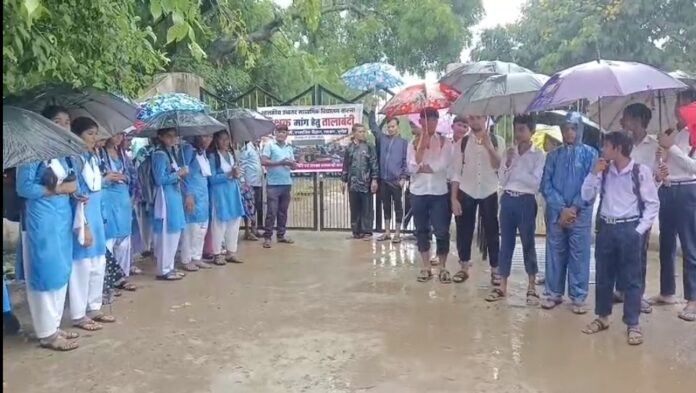 बारना स्कूल में तालाबंदी के दौरान मौजूद पंचायत प्रतिनिधि, शाला प्रबंधन एवं विकास समिति के सदस्य और विद्यार्थी।