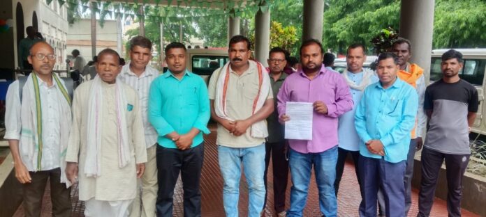 चार सूत्री मांगों को लेकर कलेक्ट्रेट पहुंचे जल-जंगल-जमीन संघर्ष समिति के सदस्य।