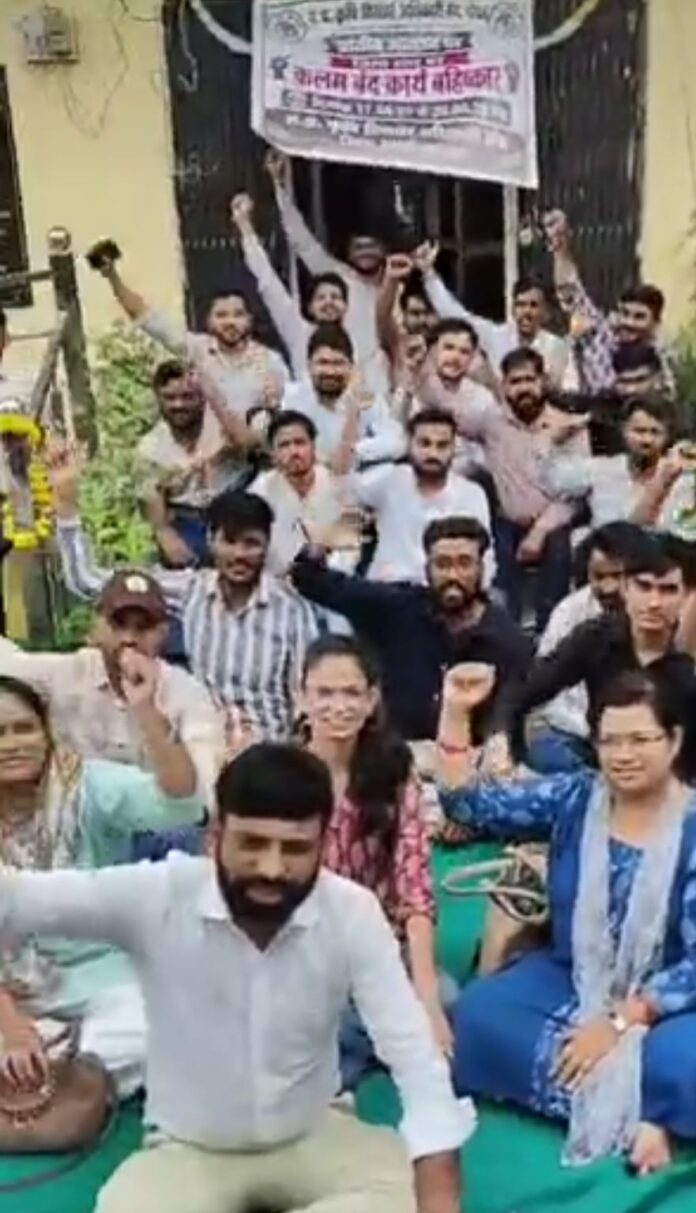 कृषि विस्तार अधिकारी कलमबंद हड़ताल पर