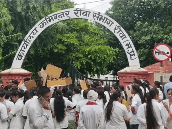 कमिश्नर को ज्ञापन देने की फोटो