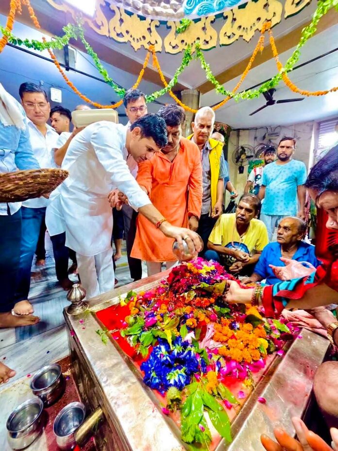 भगवान शिव की पूजा करते भाजपा नेता रवि बाजपेयी