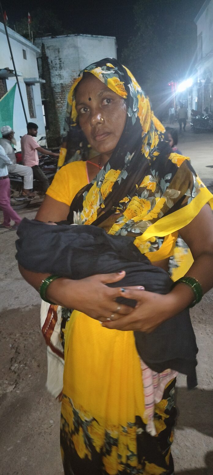 बच्ची को लेकर उपचार कराने सदर अस्पताल पहुंची महिला