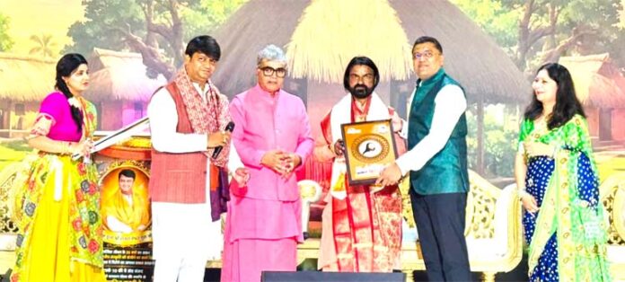 सम्मानित होते निरंजन स्वामी