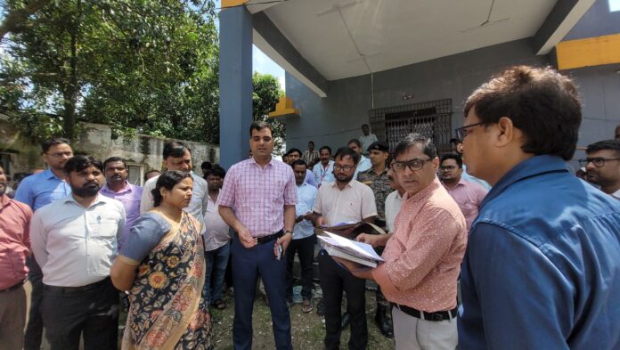 निरिक्षण करते हुए डीएम