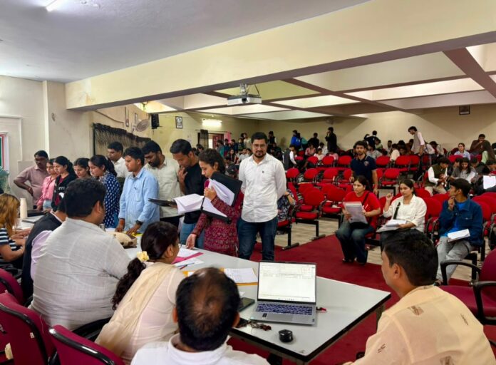फोटो-18एनटीएच05 टिहरी के एसआरटी परिसर बादशाहीथौल में काउंसलिंग के दौरान मौजूद छात्र-छात्राएं।