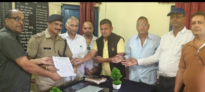 हल्द्वानी मामले में थाना गोपेश्वर में तहरीर देते हुए शिल्पकार सभा व कांग्रेस पार्टी के कार्यकर्ता।