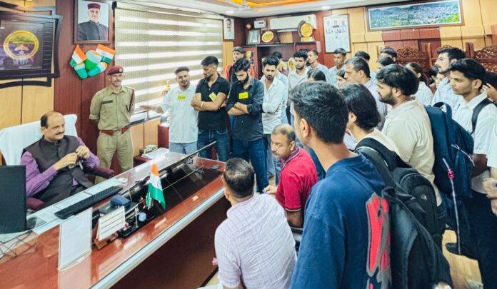 कुलपति का घेराव करते हुए एबीवीपी