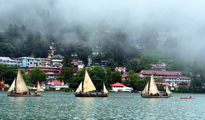 नैनी झील में नौकायन प्रतियोगिता में शामिल एनसीसी की नौकाएं।