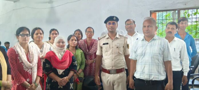 छात्र-छात्राओं को जागरूक करती पुलिस