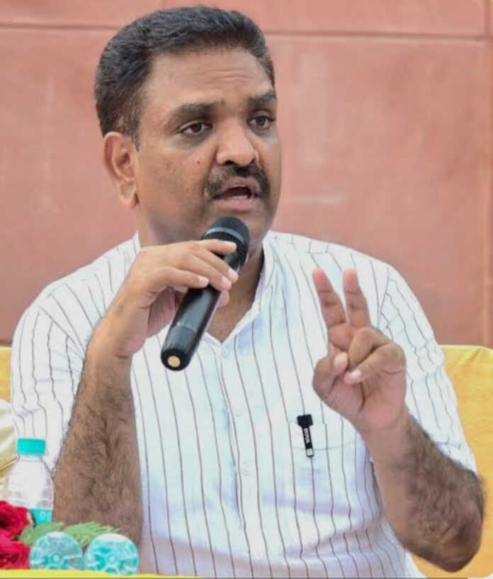 मंत्री असीम अरुण का छायाचित्र