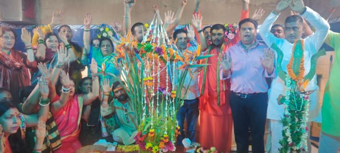 भोलेनाथ पर जल अर्पित करते श्रद्धालुओं की तस्वीर