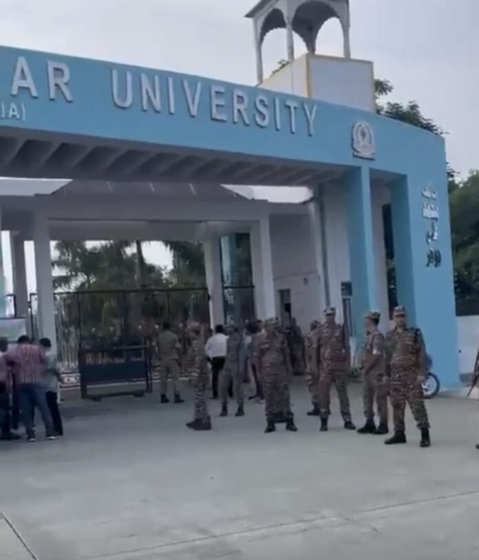 ईडी की करवाई के दौरान जौहर विश्वविद्यालय के बाहर मौजूद सुरक्षा बल।