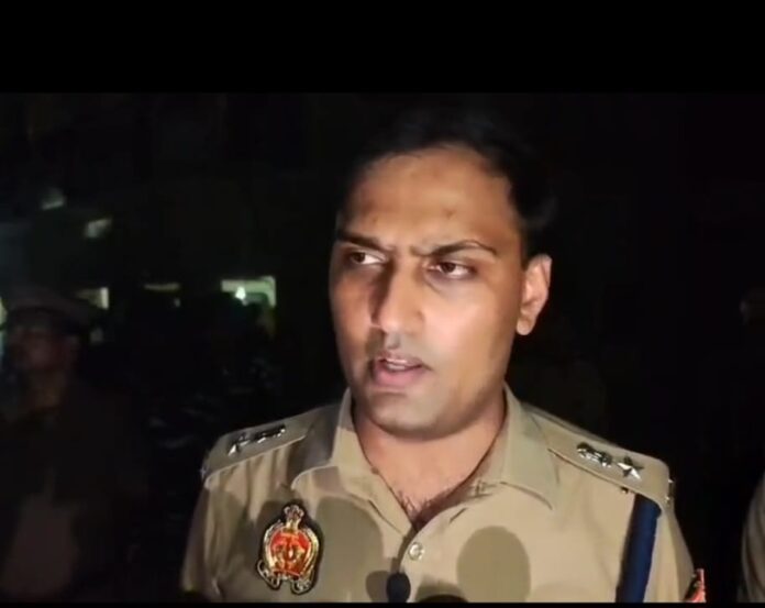 जानकारी देते पुलिस अधीक्षक