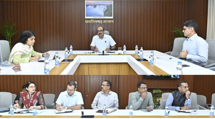 मुख्य सचिव विकासशील अधिकारियाें के साथ  समीक्षा करते हुए