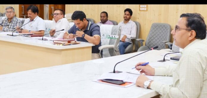 जिला स्तरीय पुनरीक्षण समिति की बैठक लेते हुए सीडीओ।