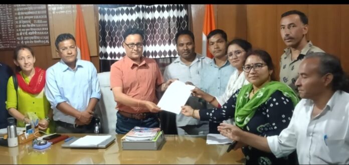 बीडीसी बैठक को लेकर ज्ञापन सौंपते प्रधान।