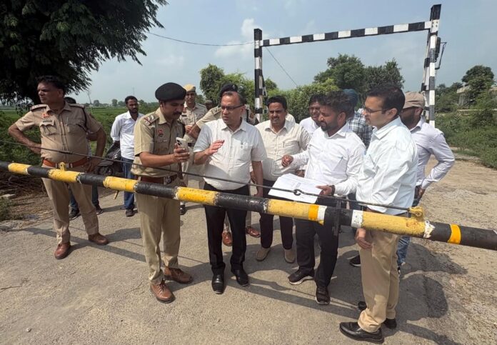 फतेहाबाद। जाखल में ओवरब्रिज के निर्माण कार्य का जायजा लेते डीसी।