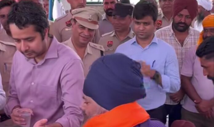 किसानों को जूस पिलाते उपायुक्त। किसानों को जूस पिलाते उपायुक्त।