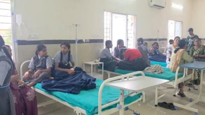 मध्यान्ह भोजन के बाद बीमार हुई छात्रायें जिला चिकित्सालय में इलाज कराते