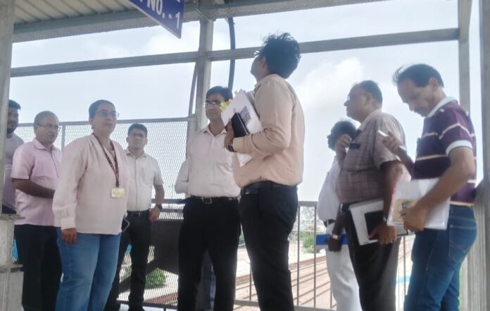 मुरादाबाद-गढ़मुक्तेश्वर रेलखंड में निरीक्षण करती मंडल रेल प्रबंधक विनीता श्रीवास्तव।