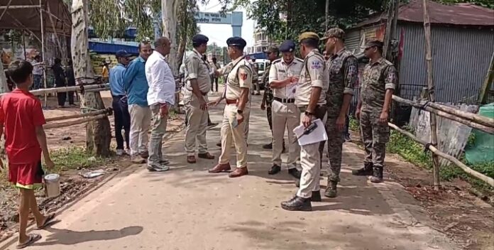 मेदिनीपुर में मुख्यमंत्री के आगमन को लेकर चौकसी करते पुलिस कर्मी