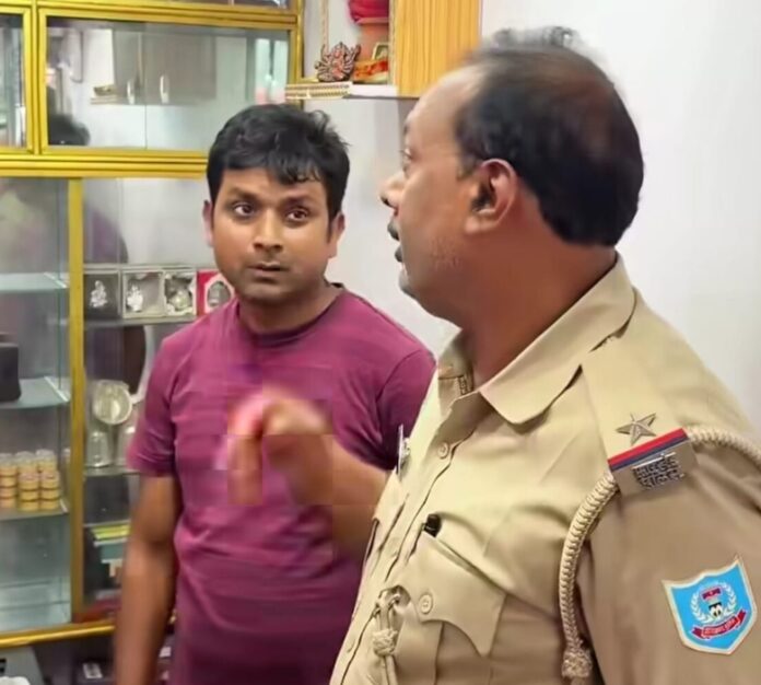आभूषण दूकान में जांच करते पुलिस पदाधिकारी