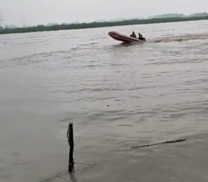 सर्च ऑपरेशन करती टीम