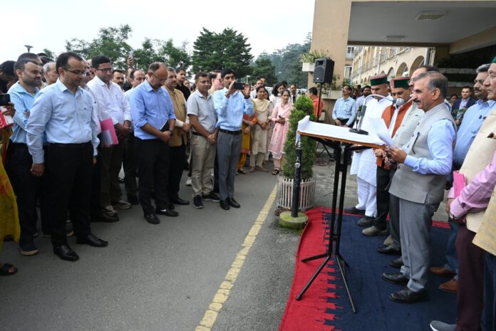 मुख्यमंत्री सुक्खू सद्भावना की शपथ दिलाते हुए।