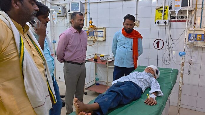जिला अस्पताल में भर्ती बच्चों का हालचाल लेते हुए बीएसए समीर कुमार