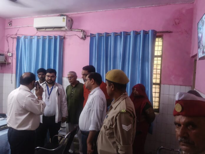 स्कूल बस से दुर्घटना ग्रस्त बच्चों के हालचाल लेते यूपी जिलाधिकारी परमानंद झा