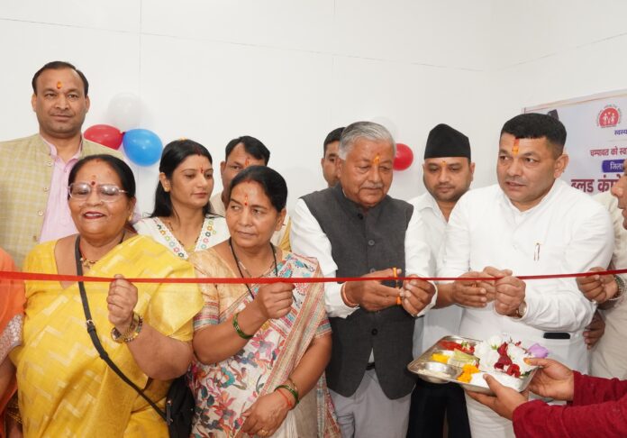 ब्लड कंपोनेंट यूनिट का फीता काटकर उद्घाटन करते दर्जा राज्य मंत्री एवं जनप्रतिनिधि