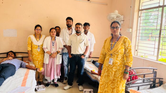 रक्तदान करते छात्र