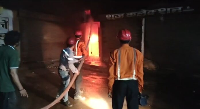 अकलतरा में देर रात दुकान में लगी भीषण आग, पुलिस ने 14 लोगों को सुरक्षित रेस्क्यू कर बचाई जान