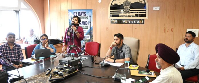 तीन दिवसीय प्रशिक्षण कार्यक्रम दाैरान