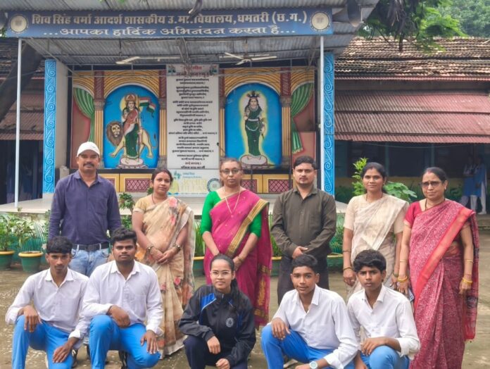 राज्य स्तरीय शालेय क्रीड़ा प्रतियोगिता के लिए चयनित खिलाड़ियों का उत्साहवर्धन करते शिक्षक।
