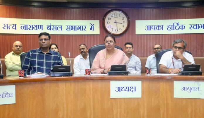 स्थायी समिति अध्यक्ष सत्या शर्मा बैठक में दिल्ली स्वच्छता से जुड़े मामलों पर बात करती हूं।