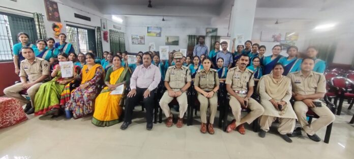 बेटियां गांठ बांध लें, कोई कितना भी करीबी क्यों न हो, अपना फोन कभी भी शेयर न करेंः प्रशिक्षु एसआई मंजू रात्रे